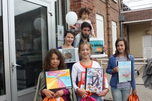 Les gagnantes du concours dessin de l'école des Baux-Ste-Croix avec Lou kévin et Cloé de La fabrica quoi?