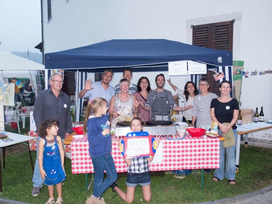 une partie du staff devant le stand crepes à  villa di serio.jpg