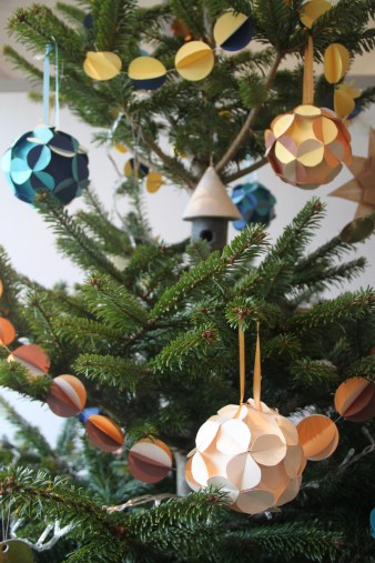 Sapin de Noel décoration papier et recyclage